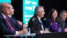 Alberto Fernández en el acto, junto a Batakis y Rossi.
