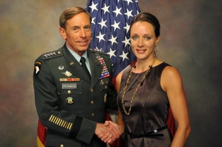 David Petraeus con su biógrafa Paula Broadwell, investigada por el FBI. / PAULABROADWELL.COM
