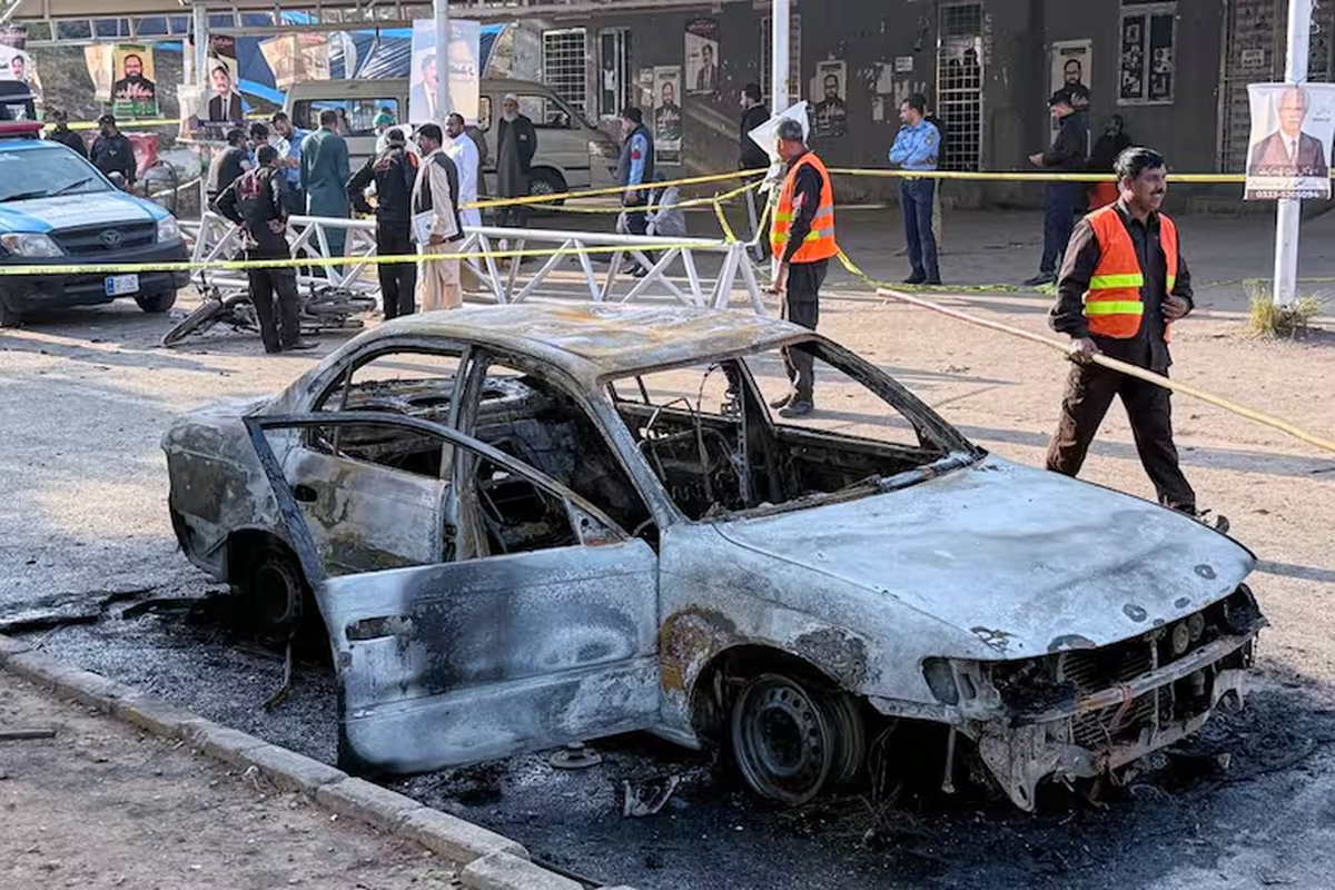 Agentes de seguridad y equipos de rescate se congregan en el lugar tras un atentado suicida con bomba perpetrado frente a las puertas de un tribunal de distrito, en Islamabad, Pakistán, el martes 11 de noviembre de 2025 | GENTILEZA AP NEWS Agentes de seguridad y equipos de rescate se congregan en el lugar tras un atentado suicida con bomba perpetrado frente a las puertas de un tribunal de distrito, en Islamabad, Pakistán, el martes 11 de noviembre de 2025 | GENTILEZA AP NEWS