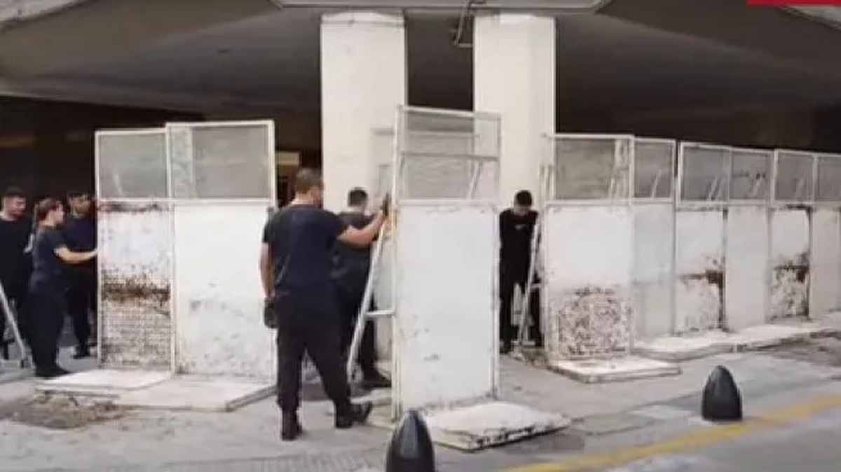 Las vallas en el Hotel Libertador donde aún se encuentra alojado Javier Milei... a riesgo de perder la Quinta de Olivos, en manos de sus herederos. Las vallas en el Hotel Libertador donde aún se encuentra alojado Javier Milei... a riesgo de perder la Quinta de Olivos, en manos de sus herederos.