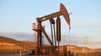 YPF incrementó su proyección de inversiones para 2026 hasta los 6.200 millones de dólares, impulsada por el rendimiento del yacimiento no convencional de Vaca Muerta y el contexto favorable de precios internacionales. Su CEO, Horacio Marín, confirmó ante inversores que la petrolera proyecta ingresos operativos por 8.000 millones de dólares tras registrar ganancias por 1.210 millones en el segundo trimestre. Un giro clave para el ingreso de divisas al país.