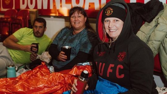 Té y bolsas de dormir para enfrentar el invierno inglés en Old Trafford Té y bolsas de dormir para enfrentar el invierno inglés en Old Trafford