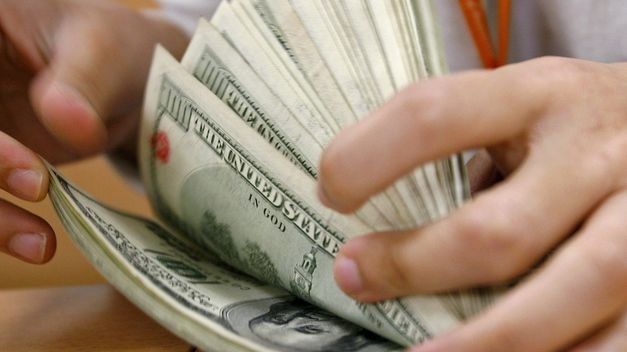 El dólar mayorista perdió 55 centavos en relación al cierre del viernes y finalizó en $28,30. Por su parte, el minorista cerró en $29,038, de acuerdo al promedio del BCRA