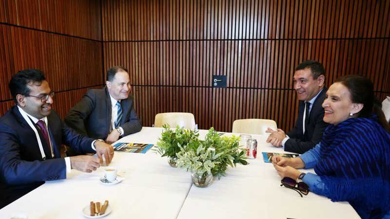La imagen fue compartida por la misma Michetti, quien no reparó en el detalle de la Coca Cola en su reunión con las autoridades de Pepsi.