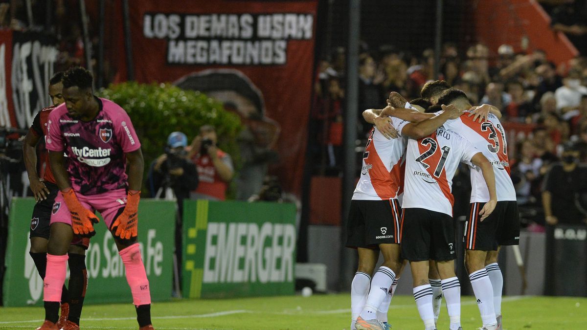 Sebastián Pollo Vignolo destrozó al arquero de Newell’s, Mauricio Arboleda tras el gol que le convirtió Juan Fernando Quintero: “Qué hacés”. (Foto: Télam)