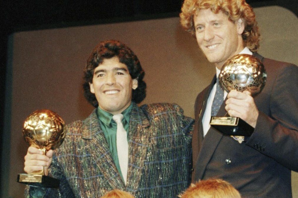El 13 de noviembre de 1986 Diego recibió el Balón de Oro y Harald Schumacher, arquero del finalista Alemania, se quedó con el de plata.