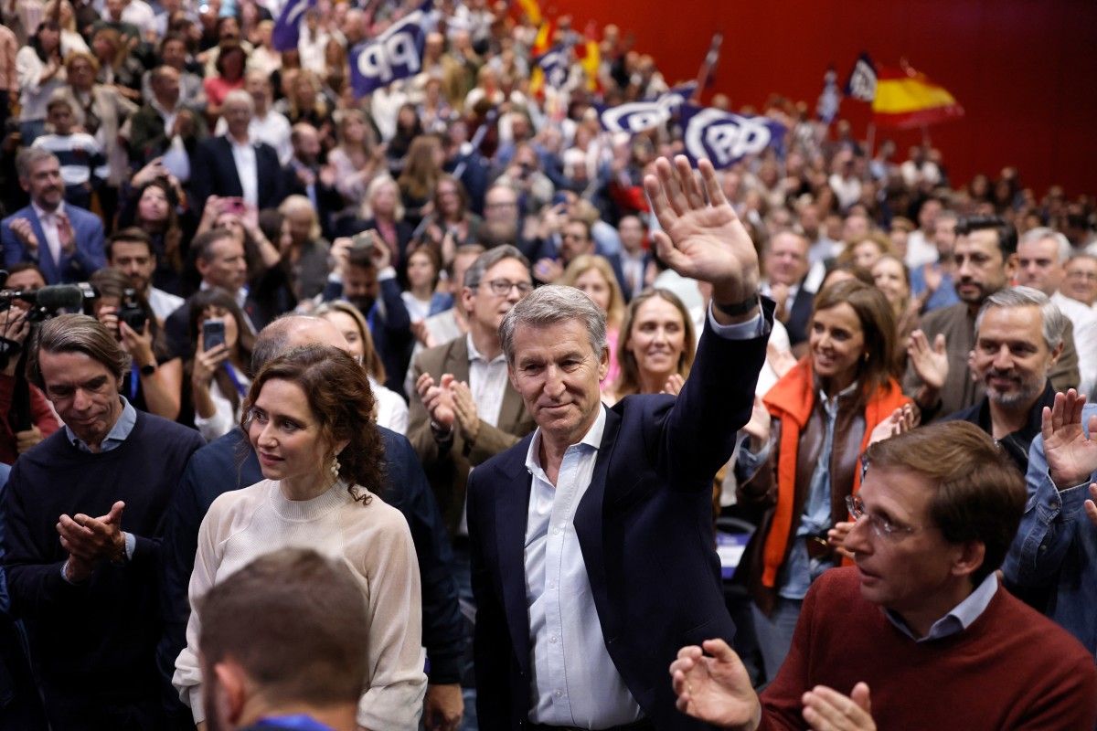 Isabel D&iacute;az Ayuso junto a Alberto N&uacute;&ntilde;ez Feij&oacute;o y Jos&eacute; Luis Mart&iacute;nez-Almeida en un acto del PP. Con las elecciones pr&oacute;ximas, cada decisi&oacute;n sobre la acampada de Sol adquiere peso en la disputa por el voto.