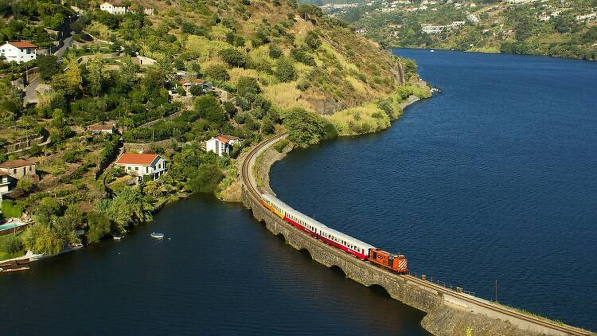 Es uno de los trenes más bellos para recorrer parte de Portugal.