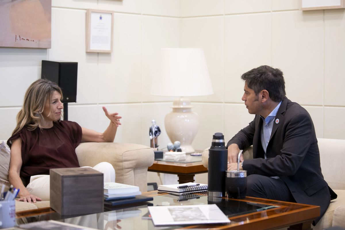 Axel Kicillof y Yolanda Díaz conversan durante su encuentro en el Ministerio de Trabajo y Economía Social en Madrid, primer paso de la agenda del gobernador en España. Axel Kicillof y Yolanda Díaz conversan durante su encuentro en el Ministerio de Trabajo y Economía Social en Madrid, primer paso de la agenda del gobernador en España.