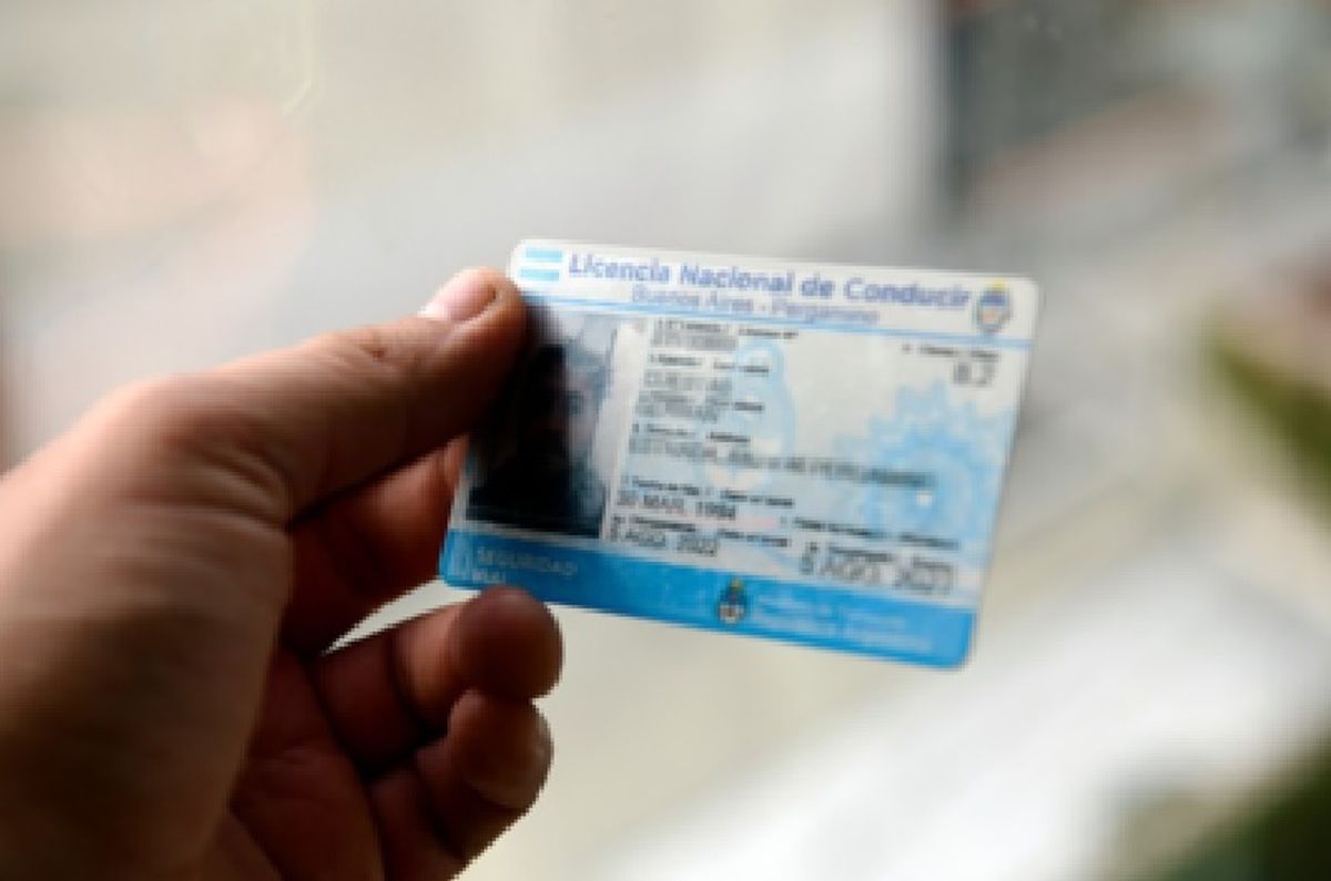 La licencia de conducir puede sacarse por primera vez hasta los 65 años. Aunque no existe un límite etario definido para renovar la licencia de conducir en Argentina, se establece en la legislación un otorgamiento por menos tiempo después de los 65. La licencia de conducir puede sacarse por primera vez hasta los 65 años. Aunque no existe un límite etario definido para renovar la licencia de conducir en Argentina, se establece en la legislación un otorgamiento por menos tiempo después de los 65.