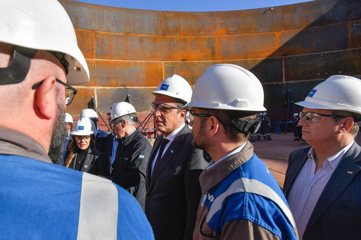 Los funcionarios en el corazón de un tanque en construcción Los funcionarios en el corazón de un tanque en construcción