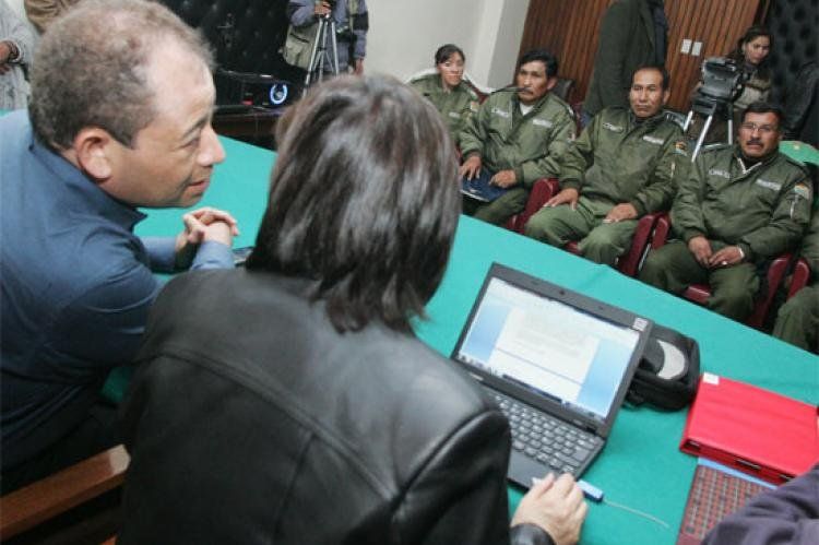 Néstor Kirchner y Hugo Moyano, en el acto por el Día de la Militancia, en la quinta de San Vicente donde descansan los restos del ex presidente Juan Domingo Perón. Foto: Maria Candelaria Lagos/Télam (17/11/2008).
