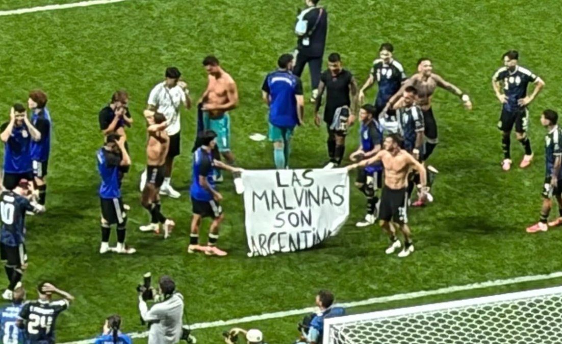 La Selección Argentina con la bandera de Malvinas tras ganarle la semifinal a Inglaterra.