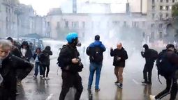 incidentes frente al congreso: irrumpieron encapuchados violentos y se disparo la represion policial