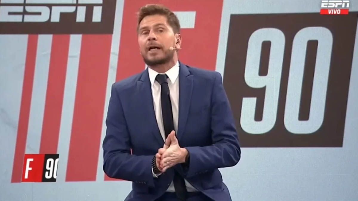 Sebastián Vignolo se deshizo en elogios a Martín Demichelis tras dirigir su último partido como entrenador de River y las redes no lo perdonaron. Sebastián Vignolo se deshizo en elogios a Martín Demichelis tras dirigir su último partido como entrenador de River y las redes no lo perdonaron.