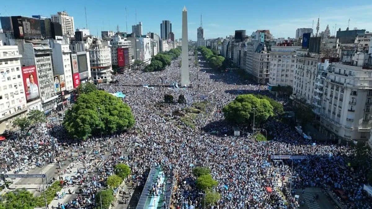 Promesas mundialistas: Se desnudó en pleno Obelisco