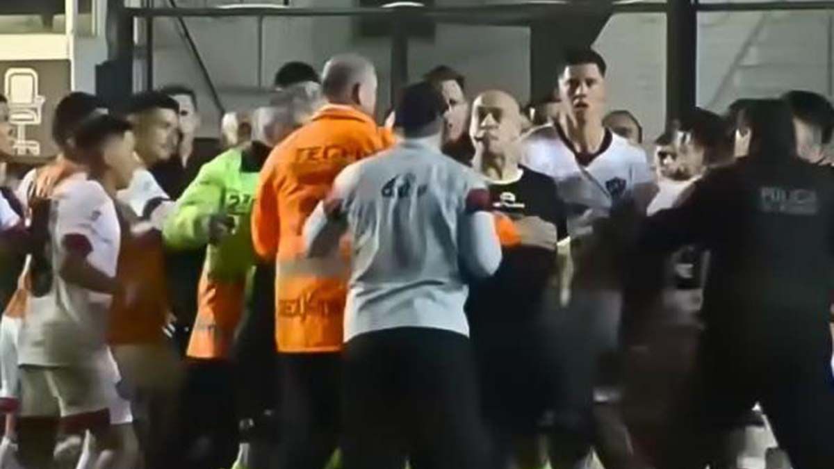 Patronato de Paraná colocó una bandera en su estadio tras el escándalo frente a Barracas Central de Claudio Chiqui Tapia con la inscripción: “Quieren bajarnos”.