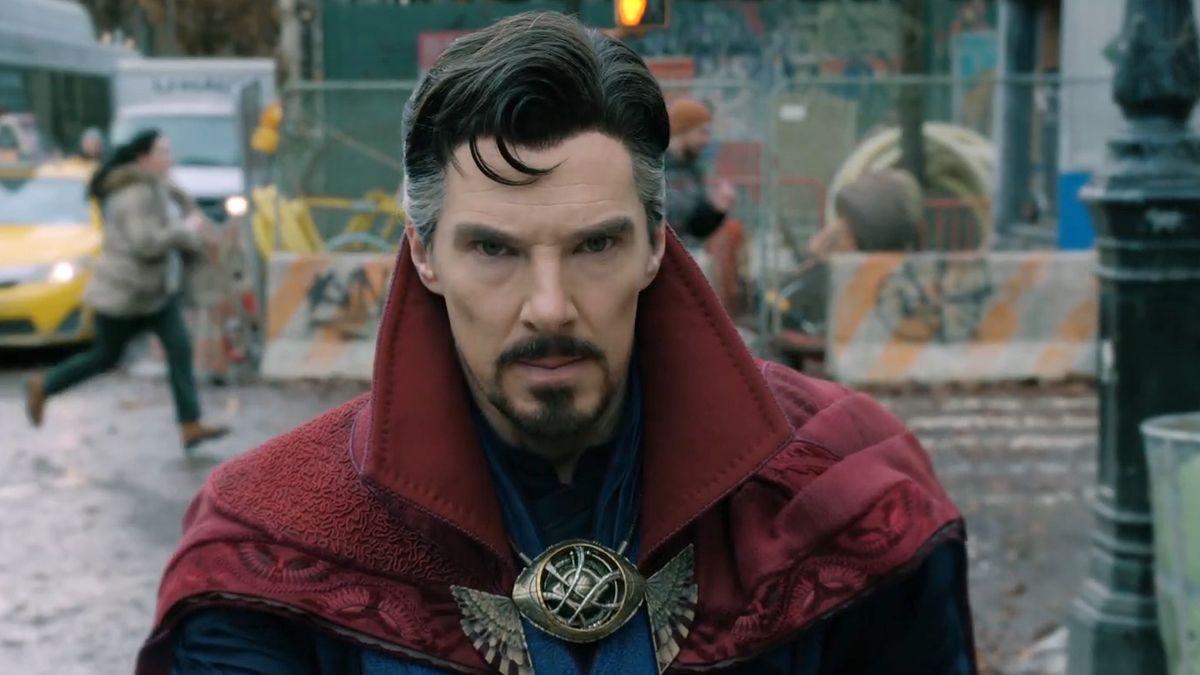 Además de otros grandes papeles, como el del villano Khan o el dragón Smaug, Cumberbatch se hizo mundialmente reconocido por interpretar a Stephen Strange/Doctor Strange en las películas de Marvel. Además de otros grandes papeles, como el del villano Khan o el dragón Smaug, Cumberbatch se hizo mundialmente reconocido por interpretar a Stephen Strange/Doctor Strange en las películas de Marvel.