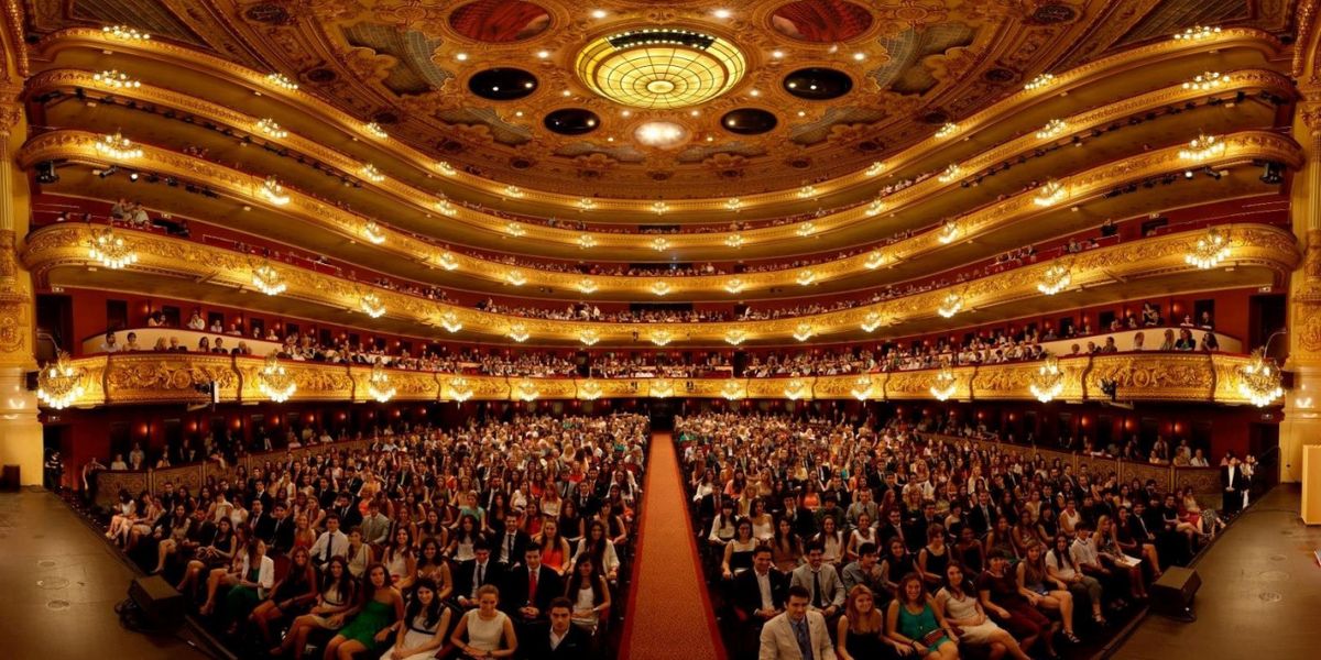 La sala del Liceu vista desde el escenario, el mismo espacio que acogió a figuras legendarias de la ópera y sigue siendo epicentro de la vida cultural barcelonesa. La sala del Liceu vista desde el escenario, el mismo espacio que acogió a figuras legendarias de la ópera y sigue siendo epicentro de la vida cultural barcelonesa.
