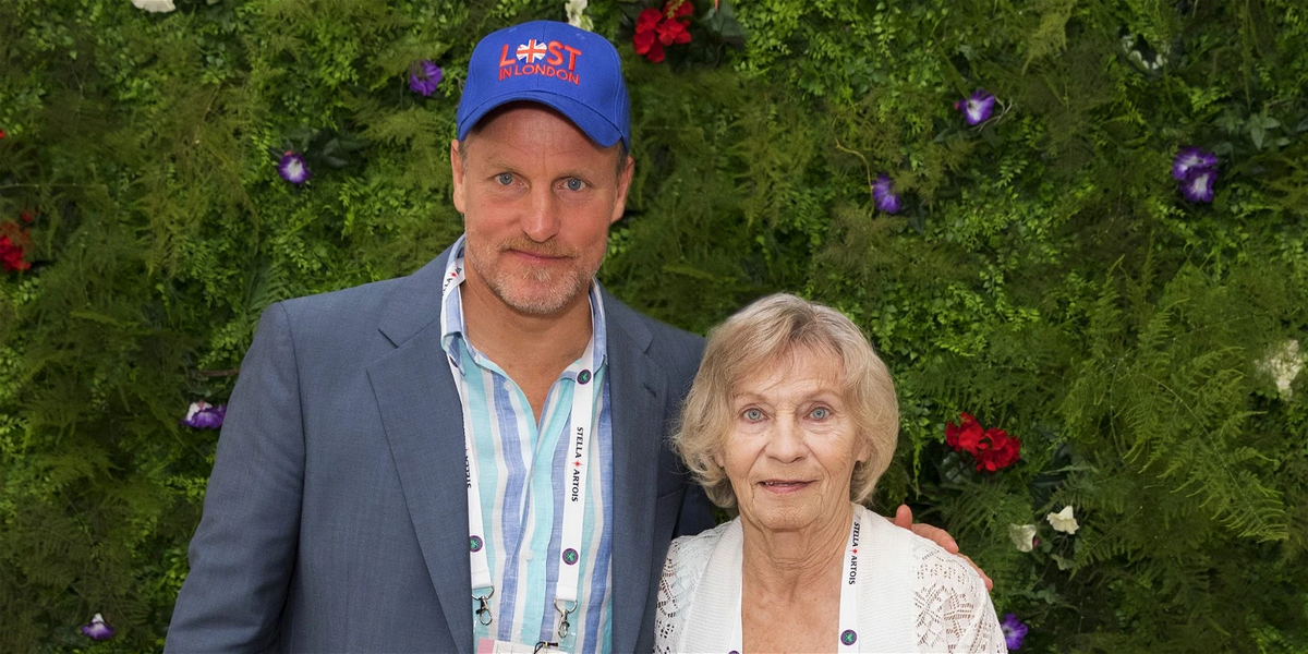 Tras ser abandonado por su padre a los 7 años, Woody Harrelson y sus hermanos fueron criados por su madre en la pobreza, dependiendo del salario de secretaria de ella. Tras ser abandonado por su padre a los 7 años, Woody Harrelson y sus hermanos fueron criados por su madre en la pobreza, dependiendo del salario de secretaria de ella.