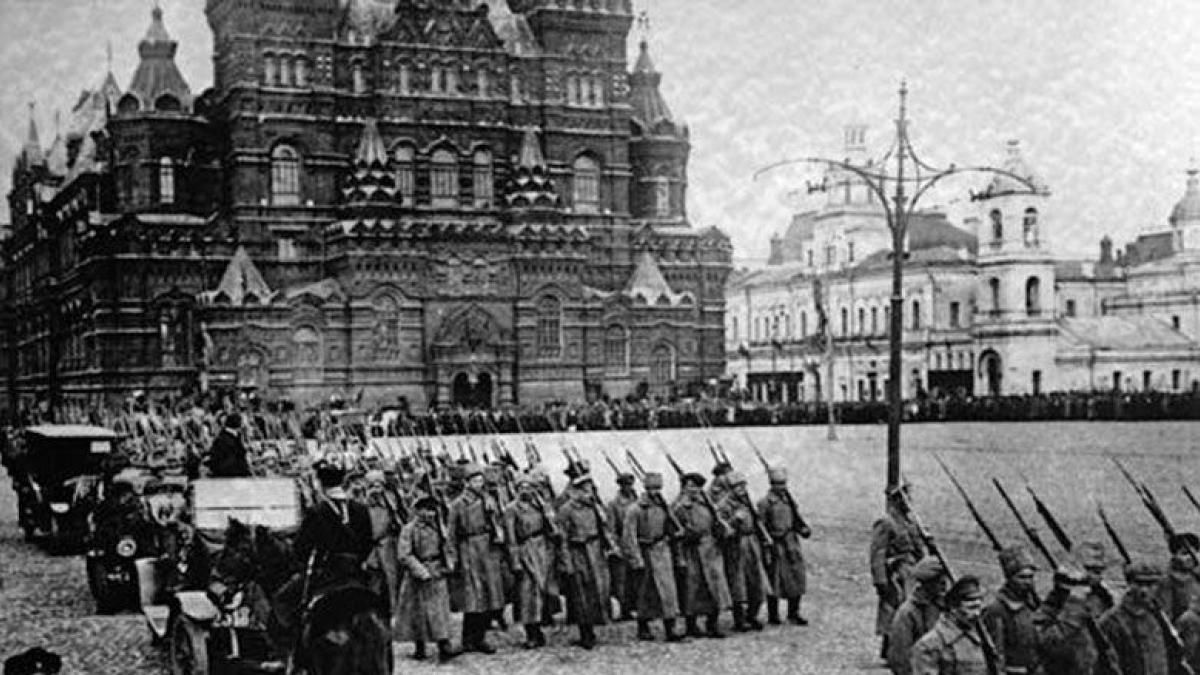 La Guerra Civil rusa desencadenó la caída del zar Nicolás II y el nacimiento de la URSS tras el triunfo de la Revolución bolchevique de noviembre de 1917. La Guerra Civil rusa desencadenó la caída del zar Nicolás II y el nacimiento de la URSS tras el triunfo de la Revolución bolchevique de noviembre de 1917.