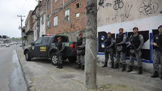Foto de Agencia Brasil que muestra fuerzas de seguidad enfrentadas a narcos del Comando Vermelho Foto de Agencia Brasil que muestra fuerzas de seguidad enfrentadas a narcos del Comando Vermelho