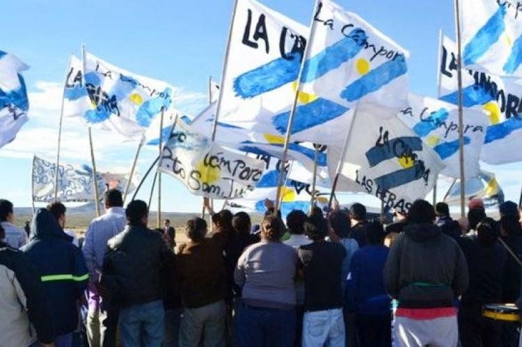 La Cámpora y sus banderas en alto.