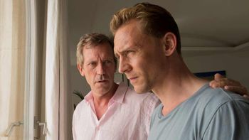 Thomas Hiddleston no es Loki sino Jonathan Pine. Hugh Laurie es Richard Onslow Roper. Thomas Hiddleston no es Loki sino Jonathan Pine. Hugh Laurie es Richard Onslow Roper.