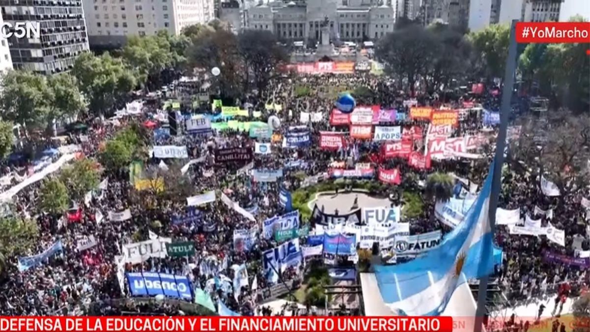 Marcha universitária con&nbsp; protestas e incidentes.