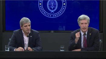 Los bancos se ponen firmes. Los bancos se ponen firmes.