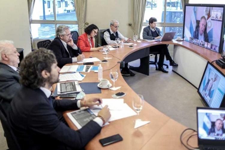 Alberto Fernández y su equipo mantuvo una reunión por videoconferencia con los gobernadores (Foto: Télam).