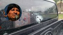 El gobierno aseguró que el auto de Evo Morales atropelló deliberadamnete a un policía.
