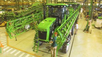 Una fábrica de cosechadoras clave para el campo declaró la crisis y hay temor