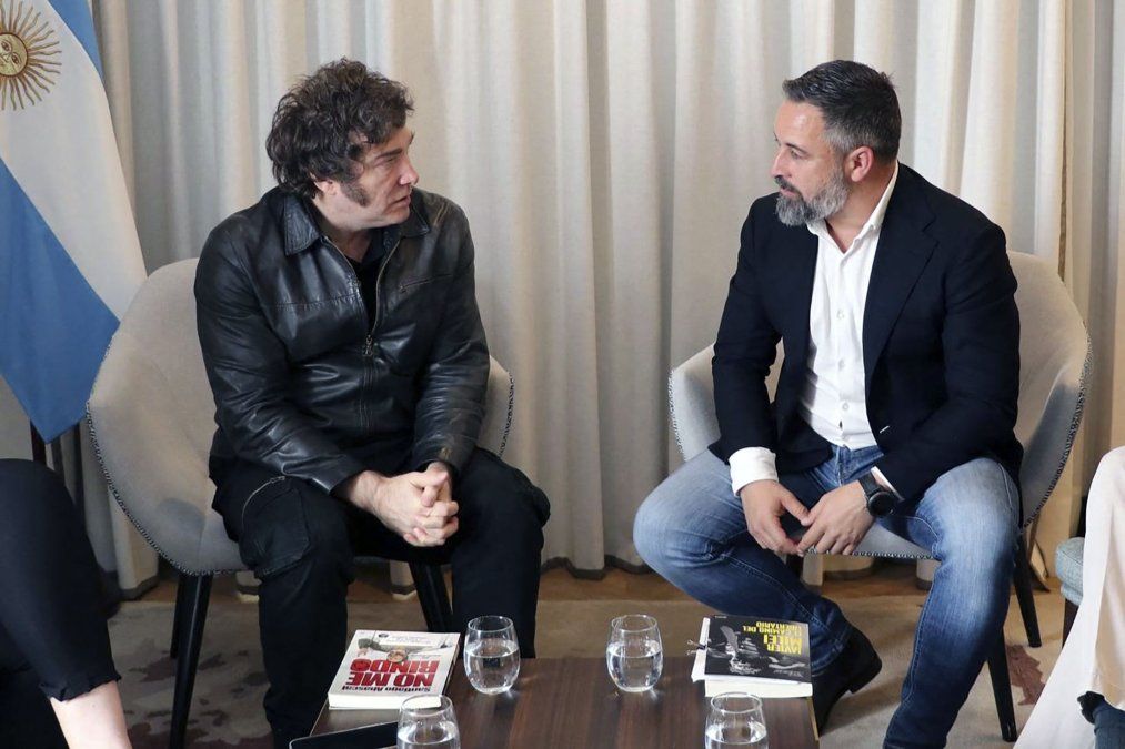 Javier Milei y el líder de VOX, Santiago Abascal, en un encuentro en Madrid en 2024, antecedente de la reunión prevista ahora en la capital española.