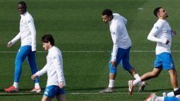 Mbappé, con gestos de dolor en la rodilla izquierda antes del duelo ante el Benfica: la lesión que inquieta al Real Madrid.