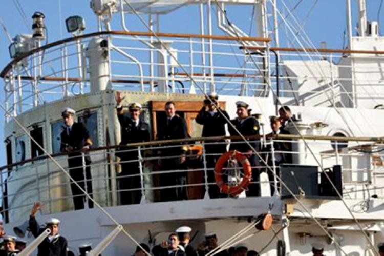Fragata Libertad en problemas para ingresar al puerto de Mar del Plata.