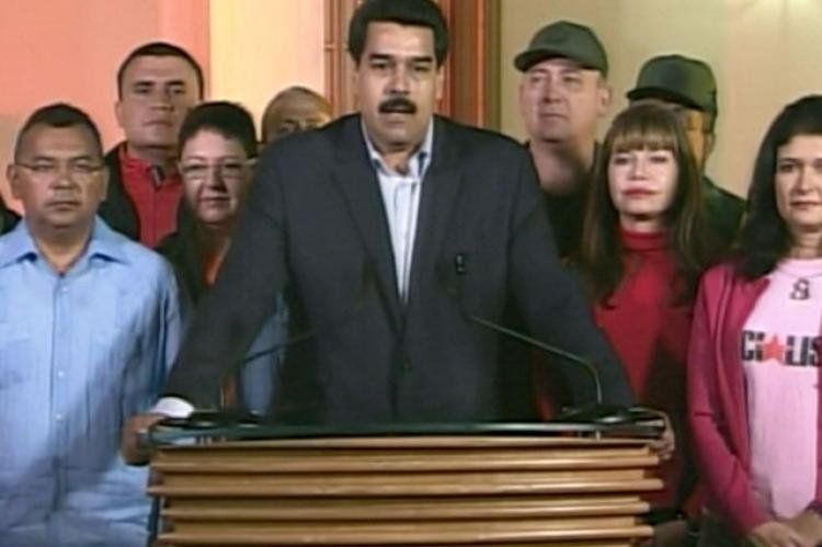 Nicolás Maduro informa que Hugo Chávez ya fue operado. Detrás, el gabinete de ministros. Foto Presidencia de Venezuela, 11/12/2012.