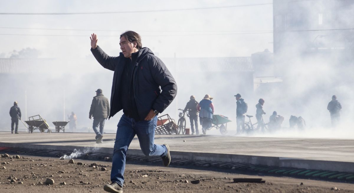 La misión Banderas Blancas, escoltada por el Ministro Mauricio Zamora, embestido allí por manifestantes, situó a Bolivia al límite de la paciencia del primer mandatario, Rodrigo Paz, quien se expresó en términos de la inminente instalación de un Estado de excepción. "Todo tiene un límite", refirió ante la TV argentina. La misión Banderas Blancas, escoltada por el Ministro Mauricio Zamora, embestido allí por manifestantes, situó a Bolivia al límite de la paciencia del primer mandatario, Rodrigo Paz, quien se expresó en términos de la inminente instalación de un Estado de excepción. "Todo tiene un límite", refirió ante la TV argentina.