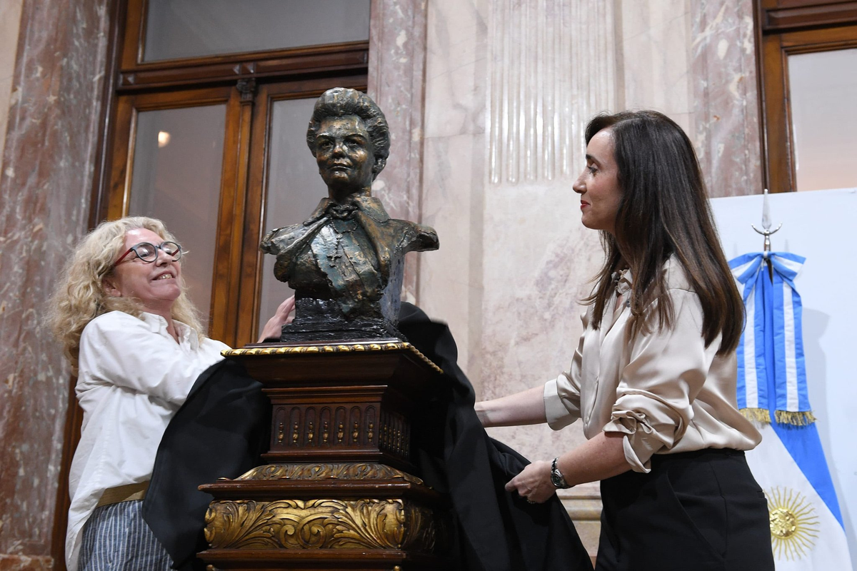 Victoria Villarruel y Claudia Rucci descubren un busto de Isabel Perón, la primera presidenta de Argentina y latinoamérica Victoria Villarruel y Claudia Rucci descubren un busto de Isabel Perón, la primera presidenta de Argentina y latinoamérica