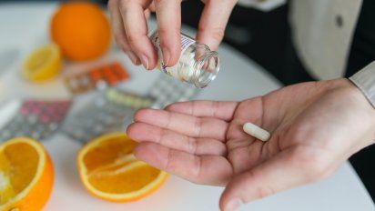 ¿Tomas suplementos de vitaminas? Mira esta advertencia de Harvard