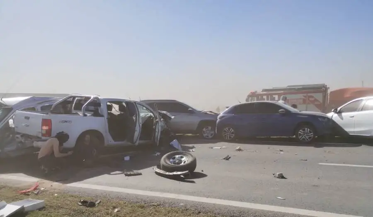 Impactantes imágenes del accidente en la autopista Rosario-Córdoba (Fuente: Policía de Roldán) Impactantes imágenes del accidente en la autopista Rosario-Córdoba (Fuente: Policía de Roldán)