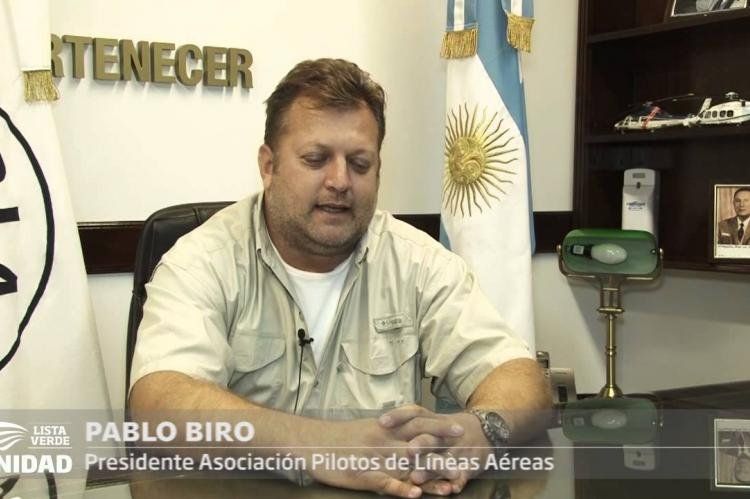 En declaraciones a radio Continental, Biró evaluó: La industria aeronáutica es compleja y todos los costos son importantes. Pero es mentira que no se pueda operar sin hangar. En realidad, es más costoso. Hay un montón de líneas aéreas que operan sin hang