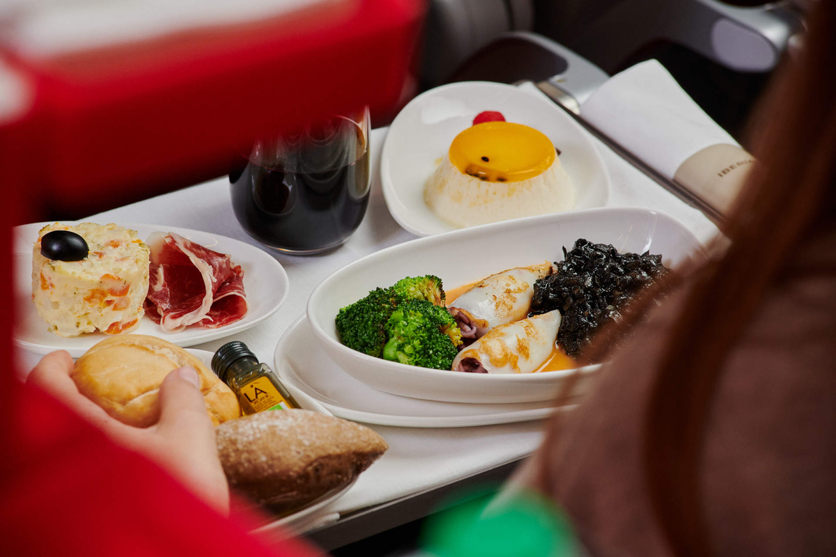 La aerolínea Iberia ofrece distintas alternativas a los pasajeros para comer abordo La aerolínea Iberia ofrece distintas alternativas a los pasajeros para comer abordo