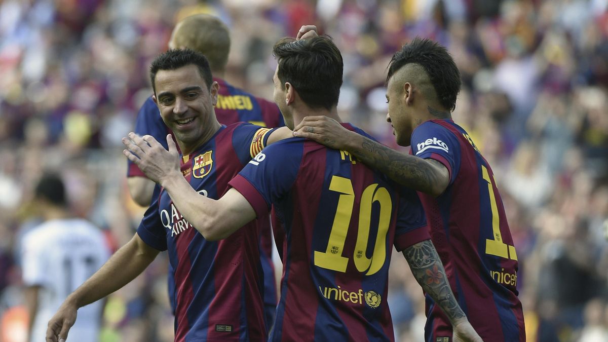Messi, Neymar y Xavi celebran un gol en el Barcelona.