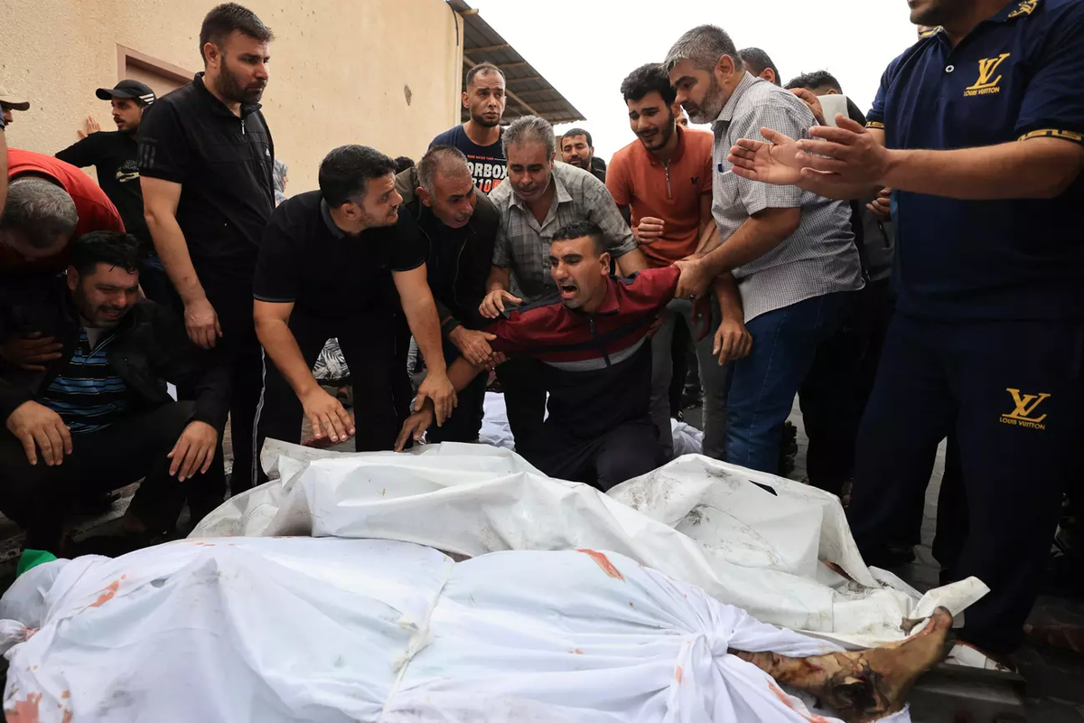 Los hospitales saturados muertos y heridos se quedan sin recursos tras el asedio total de Israel. Los hospitales saturados muertos y heridos se quedan sin recursos tras el asedio total de Israel.