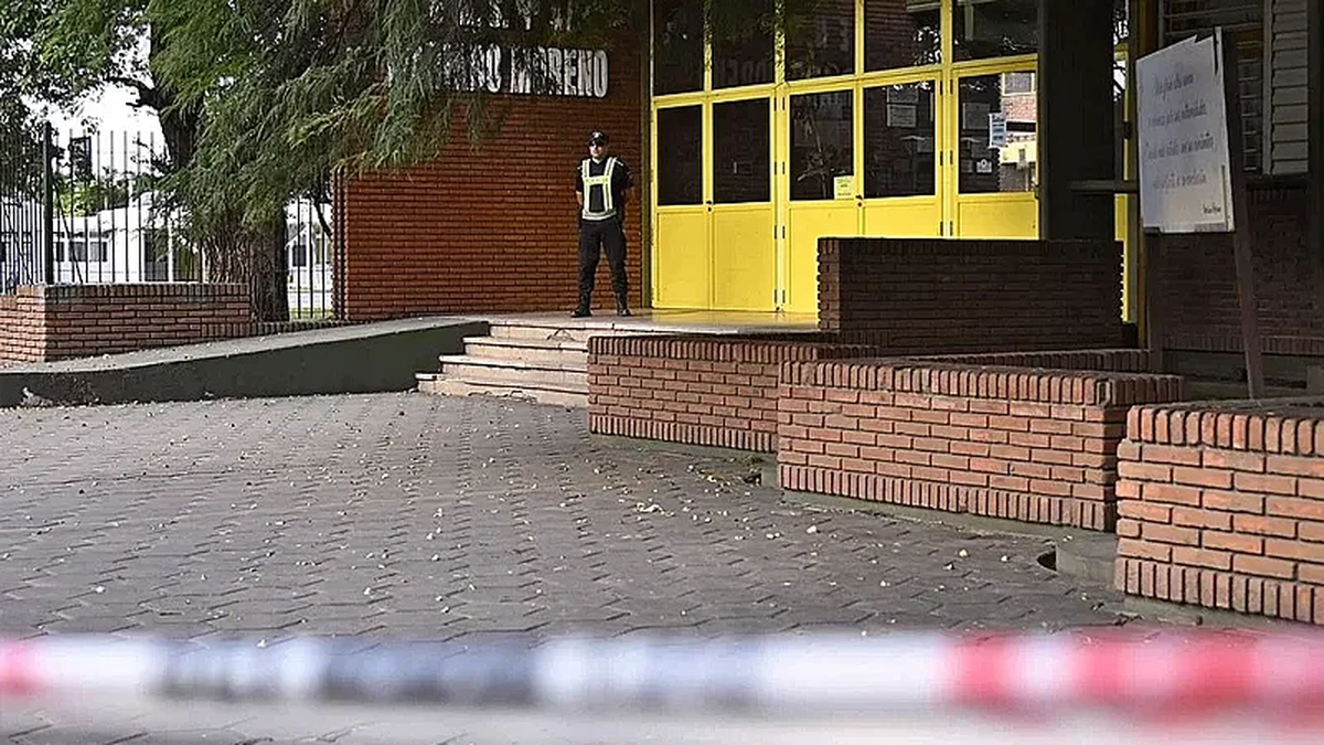 Hoy, el blanco de las aulas es el símbolo de una pureza herida por el espanto. Hoy, el blanco de las aulas es el símbolo de una pureza herida por el espanto.