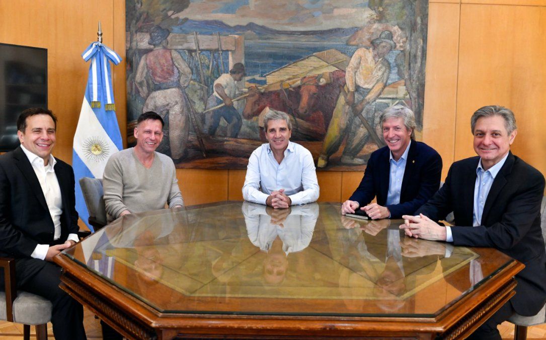 La foto con Peter Thiel es en el Palacio de Hacienda: Santiago Bausili siempre fue un empleado de Luis Caputo. La foto con Peter Thiel es en el Palacio de Hacienda: Santiago Bausili siempre fue un empleado de Luis Caputo.