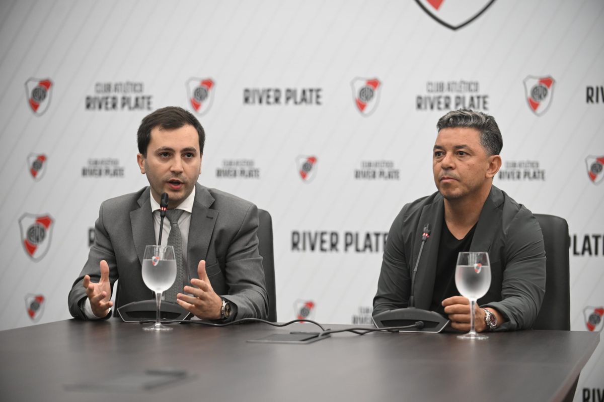 El presidente de River, Stefano Di Carlo, anunció la renovación de Marcelo Gallardo como entrenador del primer equipo hasta diciembre de 2026, antes del Superclásico ante Boca Juniors, que River perdió.