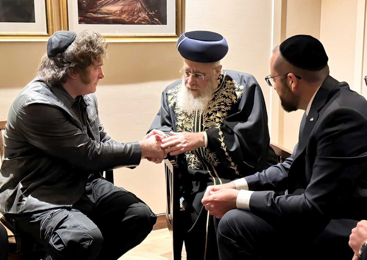 El presidente Javier Milei visitó en Jerusalén a los rabinos Itzjak Yosef y Rabino David Lau, acompañado por el embajador designado en Israel, rabino Axel Wahnish. Foto NA: PRESIDENCIA