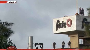 Tensión en Fate: Cierre, 920 despidos. protesta y sindicalista detenido